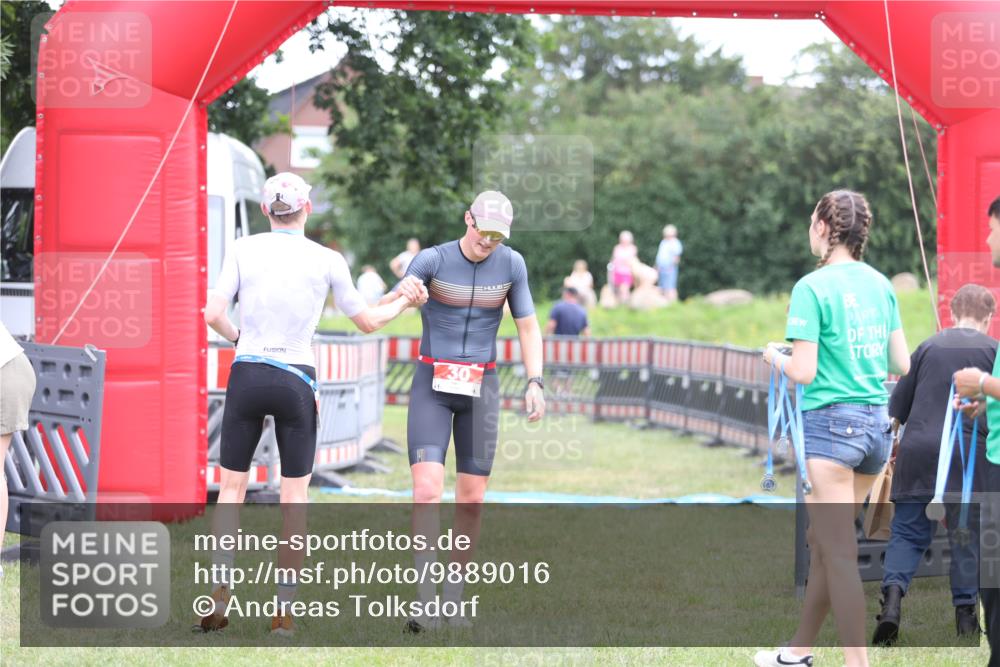 21.06.2026 - 29. Vierlanden-Triathlon Andreas Tolksdorf http://msf.ph/oto/9889016 21.06.2026 12:11:00 Ziel  meine-sportfotos.de