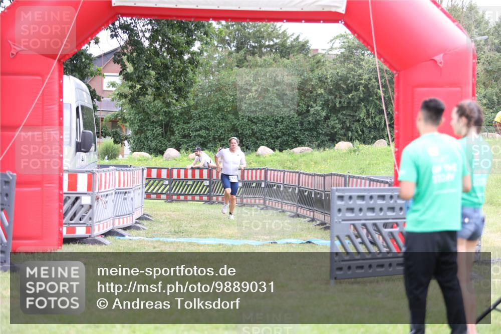 21.06.2026 - 29. Vierlanden-Triathlon Andreas Tolksdorf http://msf.ph/oto/9889031 21.06.2026 12:15:24 Ziel 822, 822 meine-sportfotos.de