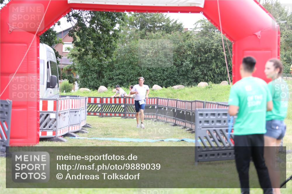 21.06.2026 - 29. Vierlanden-Triathlon Andreas Tolksdorf http://msf.ph/oto/9889039 21.06.2026 12:15:24 Ziel 822, 822 meine-sportfotos.de