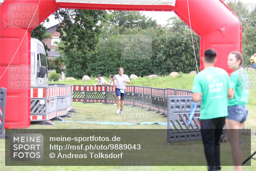 21.06.2026 - 29. Vierlanden-Triathlon Andreas Tolksdorf http://msf.ph/oto/9889043 21.06.2026 12:15:24 Ziel 822, 822 meine-sportfotos.de