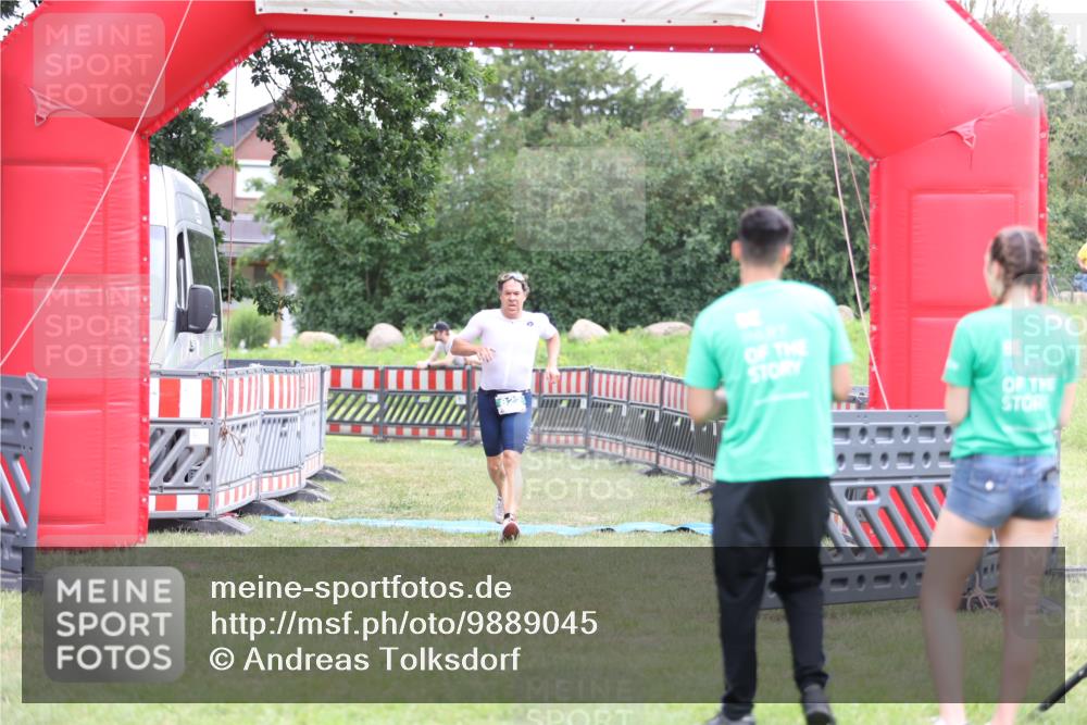 21.06.2026 - 29. Vierlanden-Triathlon Andreas Tolksdorf http://msf.ph/oto/9889045 21.06.2026 12:15:26 Ziel 822, 822 meine-sportfotos.de