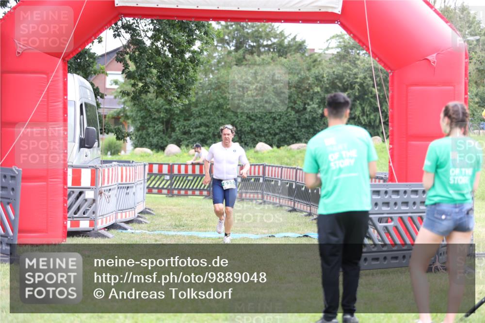 21.06.2026 - 29. Vierlanden-Triathlon Andreas Tolksdorf http://msf.ph/oto/9889048 21.06.2026 12:15:26 Ziel 822, 822 meine-sportfotos.de