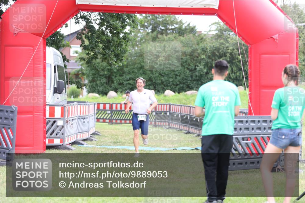 21.06.2026 - 29. Vierlanden-Triathlon Andreas Tolksdorf http://msf.ph/oto/9889053 21.06.2026 12:15:27 Ziel 822, 822 meine-sportfotos.de