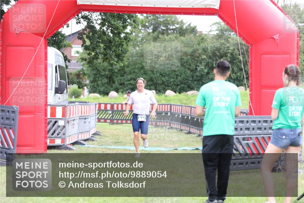 21.06.2026 - 29. Vierlanden-Triathlon Andreas Tolksdorf http://msf.ph/oto/9889054 21.06.2026 12:15:27 Ziel 822, 822 meine-sportfotos.de
