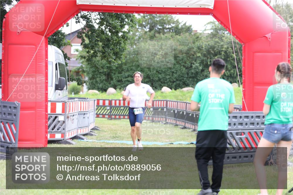 21.06.2026 - 29. Vierlanden-Triathlon Andreas Tolksdorf http://msf.ph/oto/9889056 21.06.2026 12:15:27 Ziel 822, 822 meine-sportfotos.de