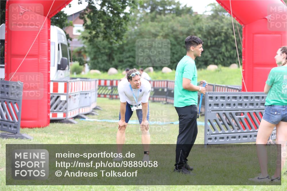 21.06.2026 - 29. Vierlanden-Triathlon Andreas Tolksdorf http://msf.ph/oto/9889058 21.06.2026 12:15:34 Ziel  meine-sportfotos.de