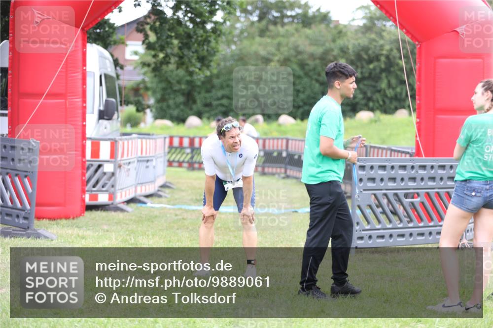 21.06.2026 - 29. Vierlanden-Triathlon Andreas Tolksdorf http://msf.ph/oto/9889061 21.06.2026 12:15:34 Ziel  meine-sportfotos.de