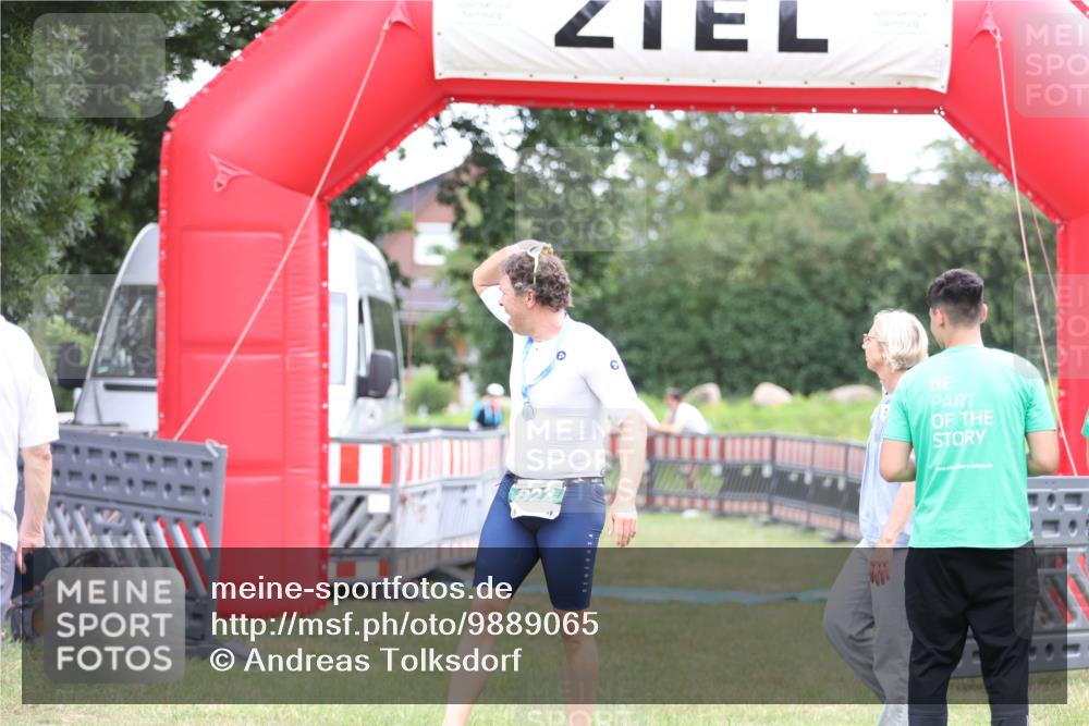 21.06.2026 - 29. Vierlanden-Triathlon Andreas Tolksdorf http://msf.ph/oto/9889065 21.06.2026 12:15:37 Ziel  meine-sportfotos.de