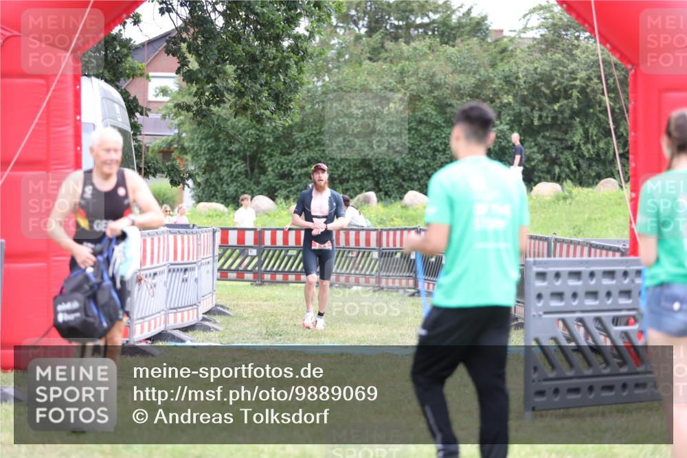 21.06.2026 - 29. Vierlanden-Triathlon Andreas Tolksdorf http://msf.ph/oto/9889069 21.06.2026 12:16:22 Ziel 111, 111 meine-sportfotos.de