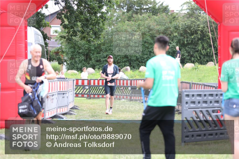 21.06.2026 - 29. Vierlanden-Triathlon Andreas Tolksdorf http://msf.ph/oto/9889070 21.06.2026 12:16:22 Ziel 111, 111 meine-sportfotos.de