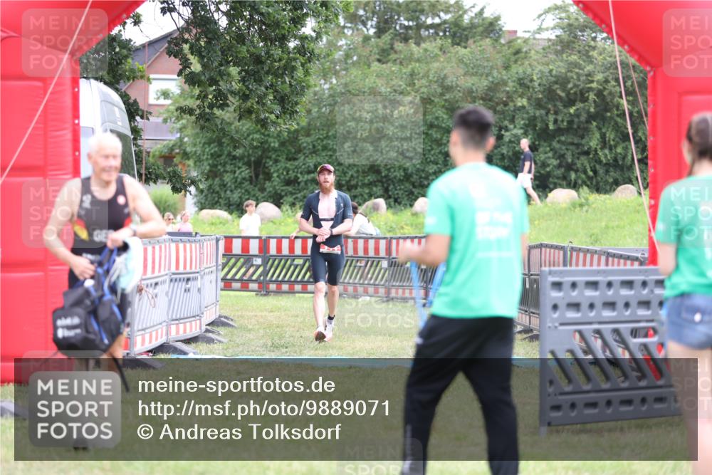 21.06.2026 - 29. Vierlanden-Triathlon Andreas Tolksdorf http://msf.ph/oto/9889071 21.06.2026 12:16:22 Ziel 111, 111 meine-sportfotos.de