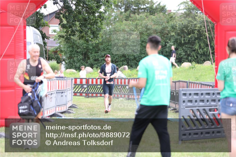 21.06.2026 - 29. Vierlanden-Triathlon Andreas Tolksdorf http://msf.ph/oto/9889072 21.06.2026 12:16:22 Ziel 111, 111 meine-sportfotos.de