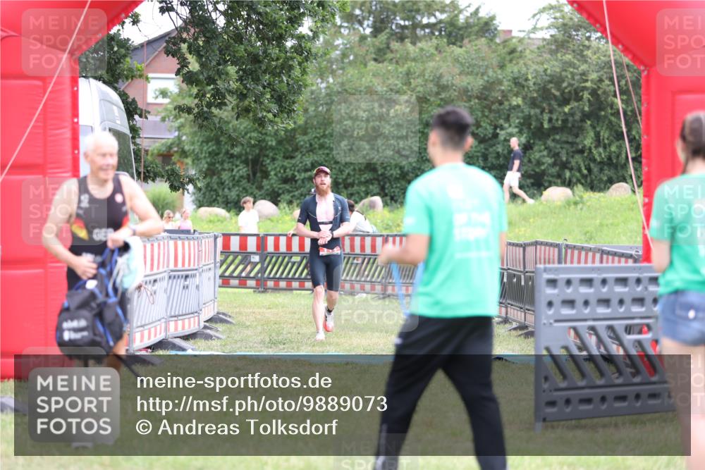 21.06.2026 - 29. Vierlanden-Triathlon Andreas Tolksdorf http://msf.ph/oto/9889073 21.06.2026 12:16:22 Ziel 111, 111 meine-sportfotos.de