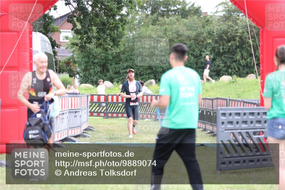 21.06.2026 - 29. Vierlanden-Triathlon Andreas Tolksdorf http://msf.ph/oto/9889074 21.06.2026 12:16:22 Ziel 111, 111 meine-sportfotos.de
