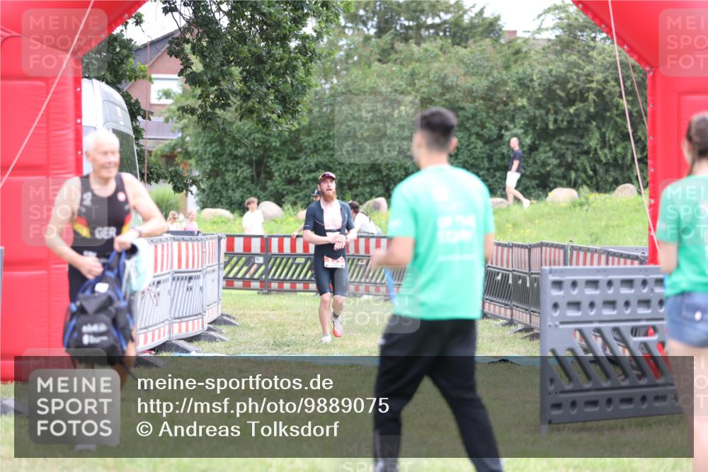 21.06.2026 - 29. Vierlanden-Triathlon Andreas Tolksdorf http://msf.ph/oto/9889075 21.06.2026 12:16:22 Ziel 111, 111 meine-sportfotos.de