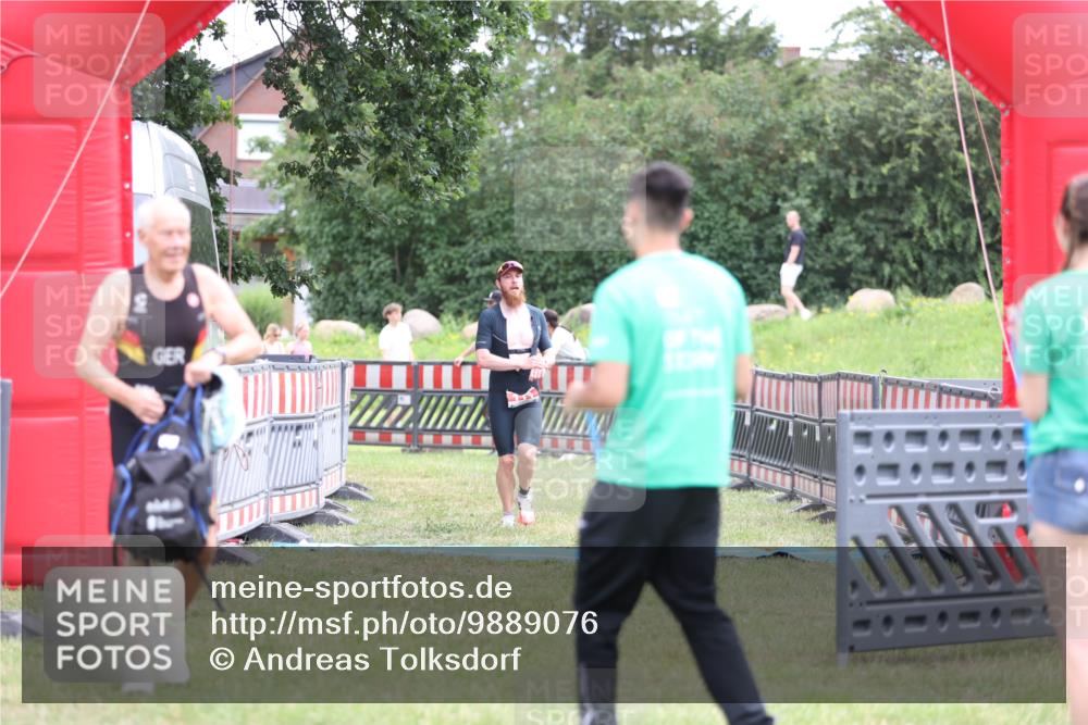 21.06.2026 - 29. Vierlanden-Triathlon Andreas Tolksdorf http://msf.ph/oto/9889076 21.06.2026 12:16:22 Ziel 111, 111 meine-sportfotos.de
