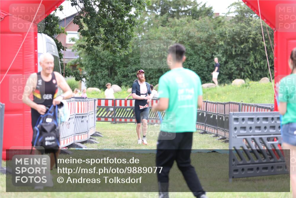 21.06.2026 - 29. Vierlanden-Triathlon Andreas Tolksdorf http://msf.ph/oto/9889077 21.06.2026 12:16:22 Ziel 111, 111 meine-sportfotos.de