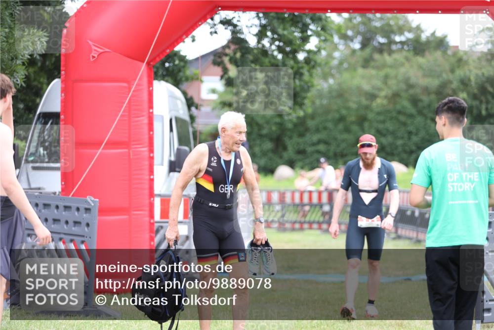 21.06.2026 - 29. Vierlanden-Triathlon Andreas Tolksdorf http://msf.ph/oto/9889078 21.06.2026 12:16:28 Ziel 111, 111 meine-sportfotos.de