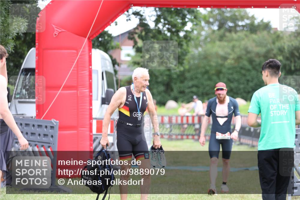 21.06.2026 - 29. Vierlanden-Triathlon Andreas Tolksdorf http://msf.ph/oto/9889079 21.06.2026 12:16:28 Ziel 111, 111 meine-sportfotos.de