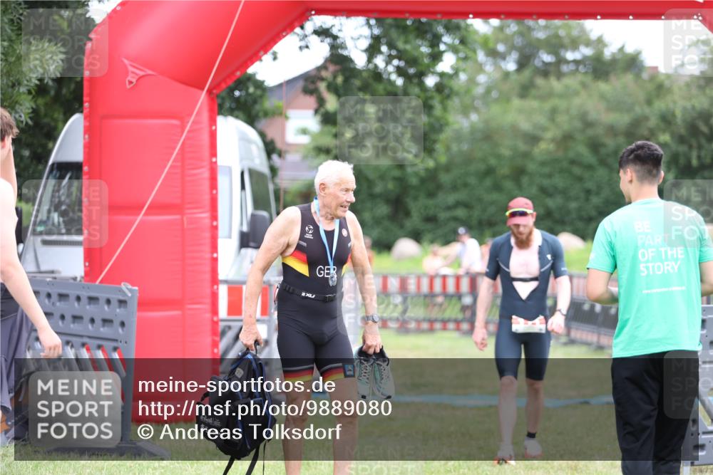 21.06.2026 - 29. Vierlanden-Triathlon Andreas Tolksdorf http://msf.ph/oto/9889080 21.06.2026 12:16:28 Ziel 111, 111 meine-sportfotos.de