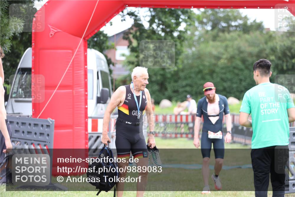 21.06.2026 - 29. Vierlanden-Triathlon Andreas Tolksdorf http://msf.ph/oto/9889083 21.06.2026 12:16:28 Ziel 111, 111 meine-sportfotos.de