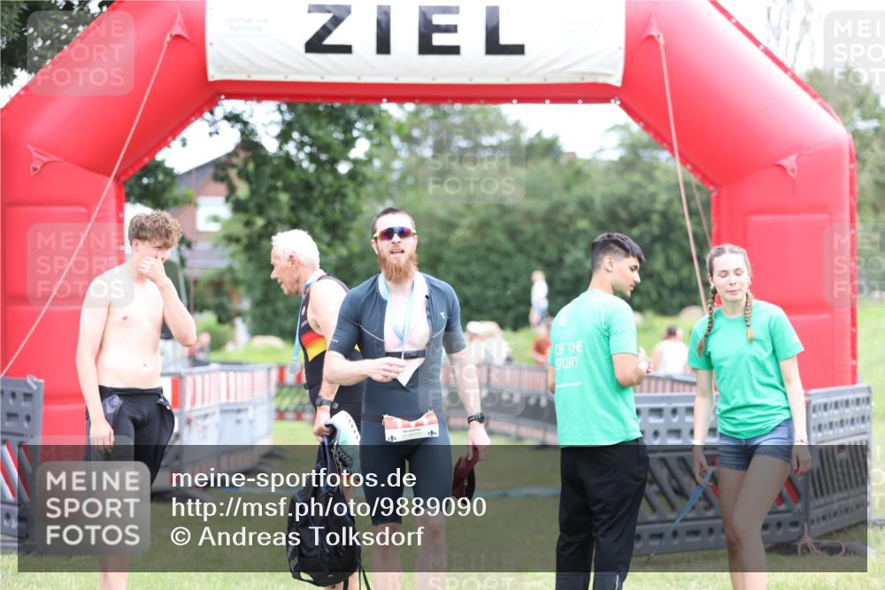 21.06.2026 - 29. Vierlanden-Triathlon Andreas Tolksdorf http://msf.ph/oto/9889090 21.06.2026 12:16:41 Ziel  meine-sportfotos.de