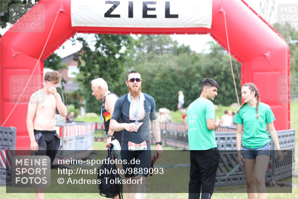 21.06.2026 - 29. Vierlanden-Triathlon Andreas Tolksdorf http://msf.ph/oto/9889093 21.06.2026 12:16:42 Ziel  meine-sportfotos.de