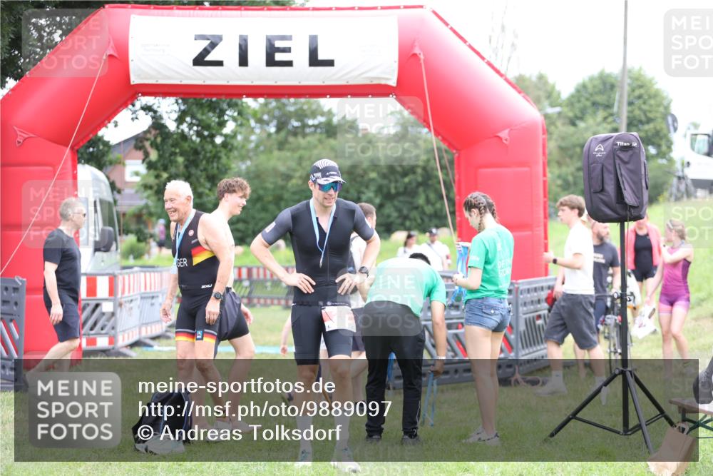 21.06.2026 - 29. Vierlanden-Triathlon Andreas Tolksdorf http://msf.ph/oto/9889097 21.06.2026 12:17:14 Ziel  meine-sportfotos.de