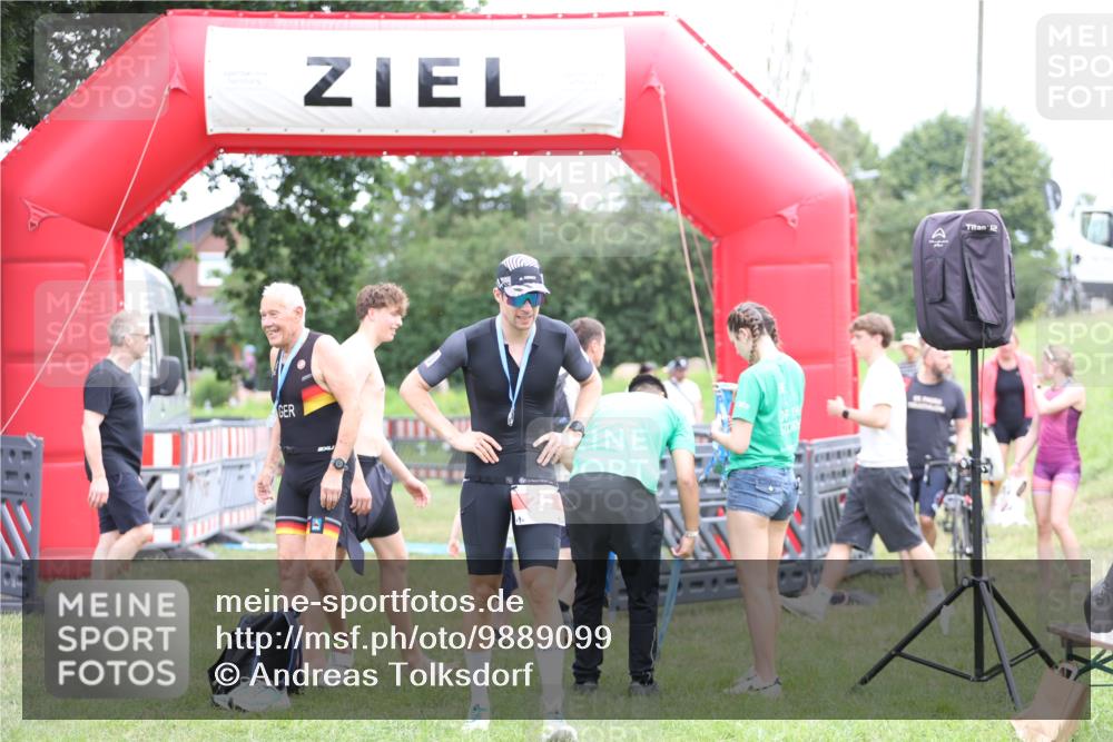 21.06.2026 - 29. Vierlanden-Triathlon Andreas Tolksdorf http://msf.ph/oto/9889099 21.06.2026 12:17:14 Ziel  meine-sportfotos.de