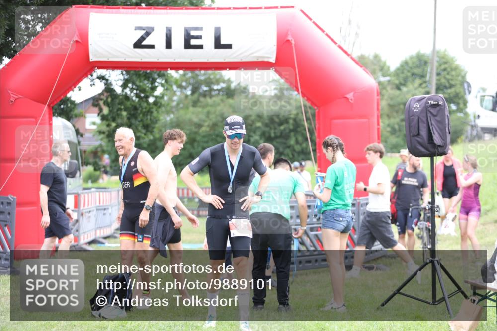 21.06.2026 - 29. Vierlanden-Triathlon Andreas Tolksdorf http://msf.ph/oto/9889101 21.06.2026 12:17:14 Ziel  meine-sportfotos.de
