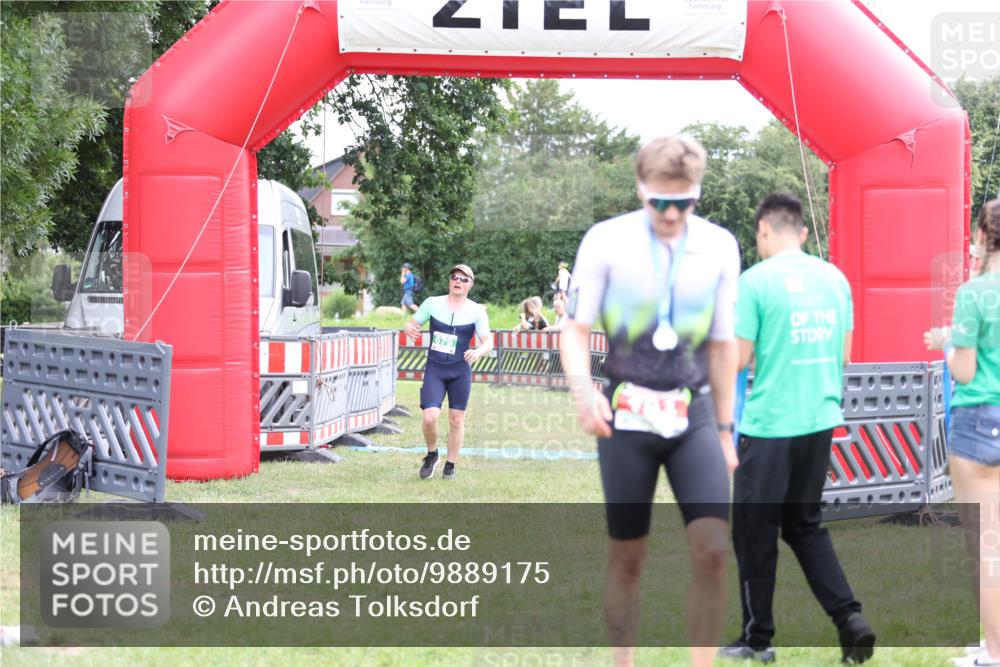 21.06.2026 - 29. Vierlanden-Triathlon Andreas Tolksdorf http://msf.ph/oto/9889175 21.06.2026 12:23:26 Ziel  meine-sportfotos.de