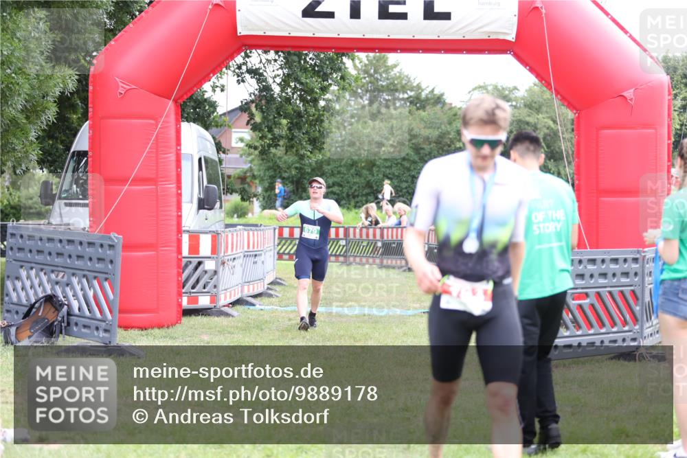 21.06.2026 - 29. Vierlanden-Triathlon Andreas Tolksdorf http://msf.ph/oto/9889178 21.06.2026 12:23:26 Ziel  meine-sportfotos.de