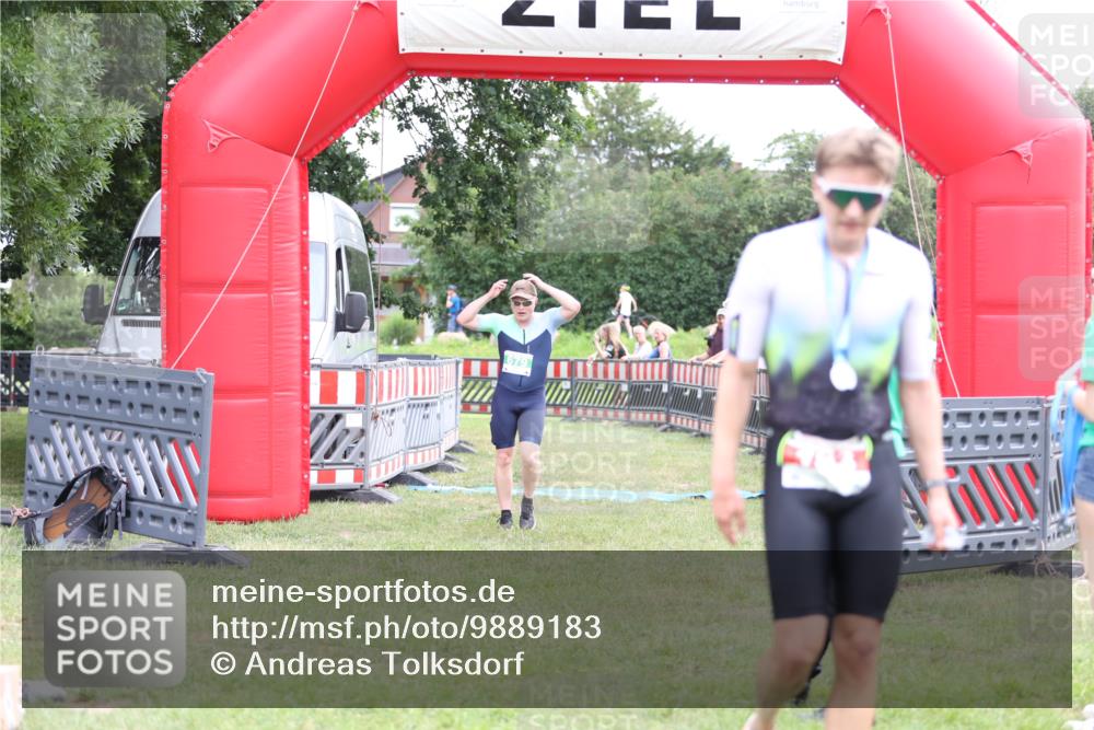 21.06.2026 - 29. Vierlanden-Triathlon Andreas Tolksdorf http://msf.ph/oto/9889183 21.06.2026 12:23:26 Ziel  meine-sportfotos.de