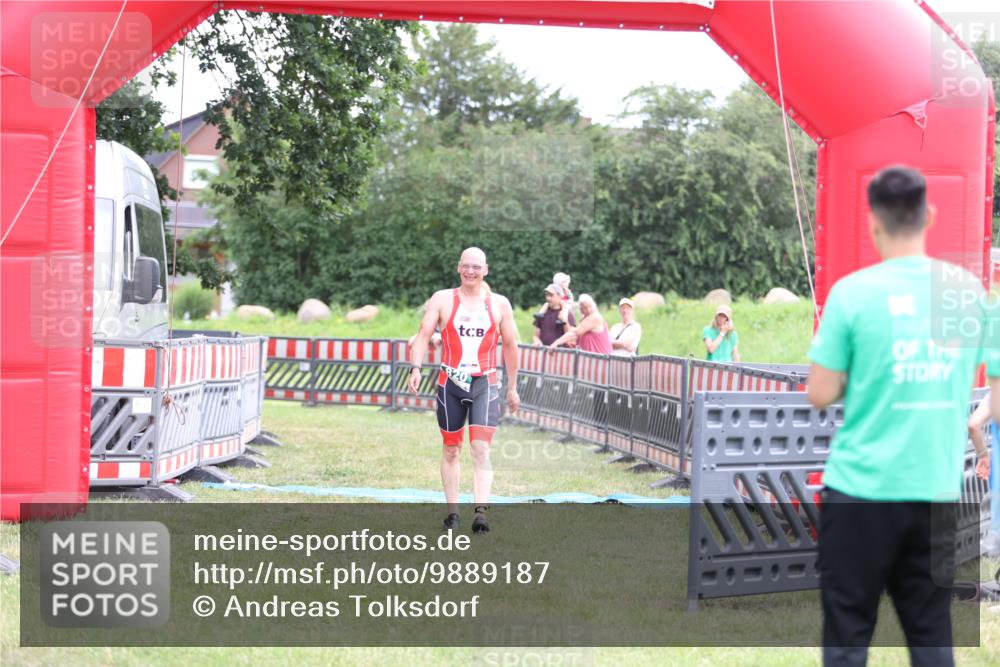 21.06.2026 - 29. Vierlanden-Triathlon Andreas Tolksdorf http://msf.ph/oto/9889187 21.06.2026 12:25:53 Ziel 820, 820 meine-sportfotos.de