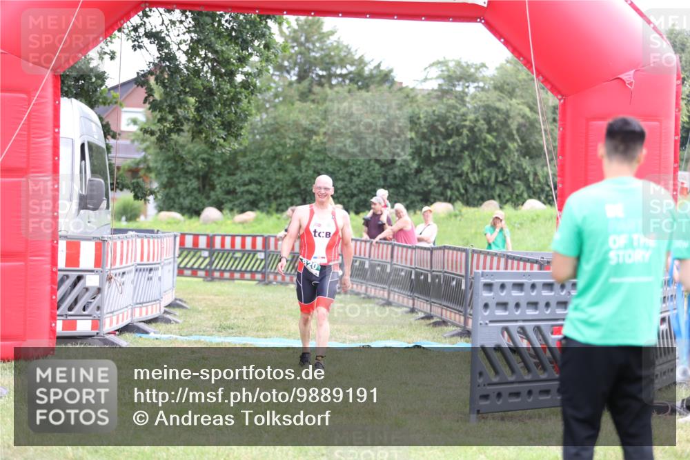 21.06.2026 - 29. Vierlanden-Triathlon Andreas Tolksdorf http://msf.ph/oto/9889191 21.06.2026 12:25:53 Ziel 820, 820 meine-sportfotos.de