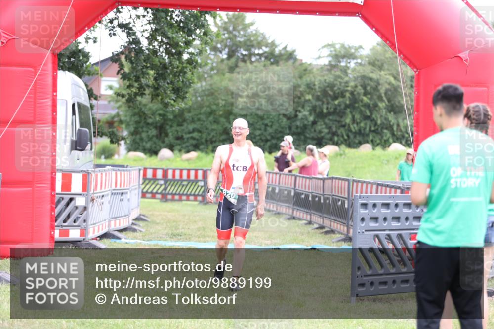 21.06.2026 - 29. Vierlanden-Triathlon Andreas Tolksdorf http://msf.ph/oto/9889199 21.06.2026 12:25:55 Ziel 820, 820 meine-sportfotos.de