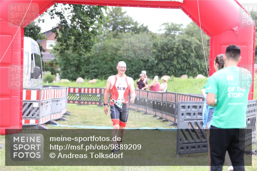 21.06.2026 - 29. Vierlanden-Triathlon Andreas Tolksdorf http://msf.ph/oto/9889209 21.06.2026 12:25:56 Ziel  meine-sportfotos.de
