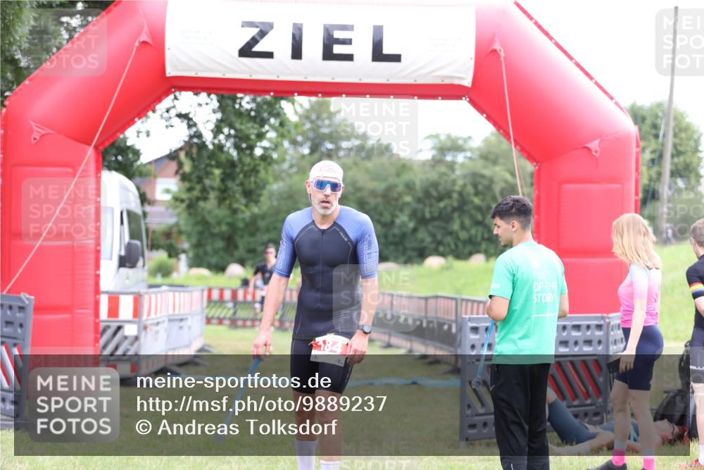 21.06.2026 - 29. Vierlanden-Triathlon Andreas Tolksdorf http://msf.ph/oto/9889237 21.06.2026 12:27:39 Ziel 61, 61 meine-sportfotos.de