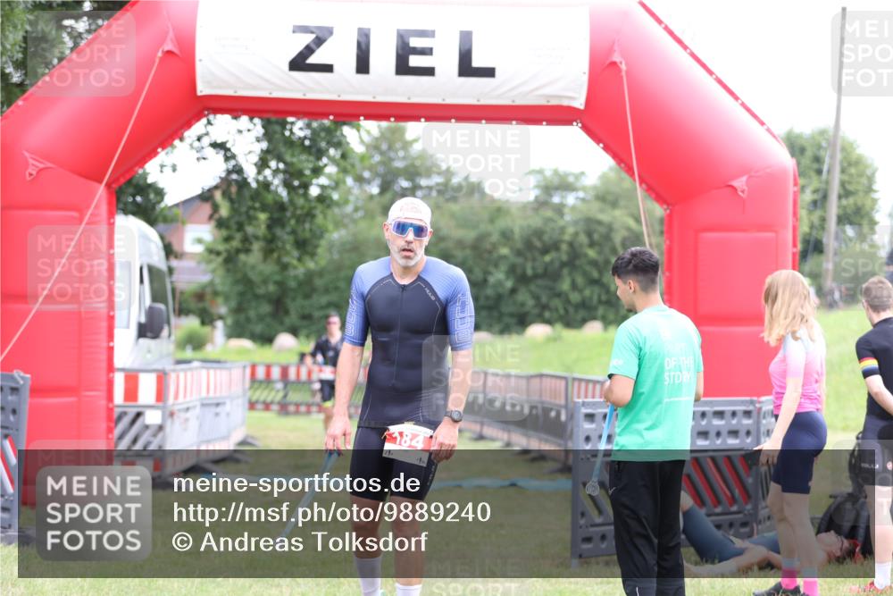 21.06.2026 - 29. Vierlanden-Triathlon Andreas Tolksdorf http://msf.ph/oto/9889240 21.06.2026 12:27:39 Ziel 61, 61 meine-sportfotos.de