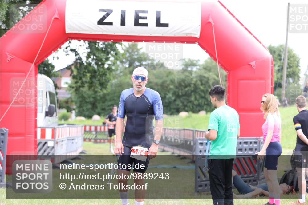 21.06.2026 - 29. Vierlanden-Triathlon Andreas Tolksdorf http://msf.ph/oto/9889243 21.06.2026 12:27:40 Ziel 61, 61 meine-sportfotos.de