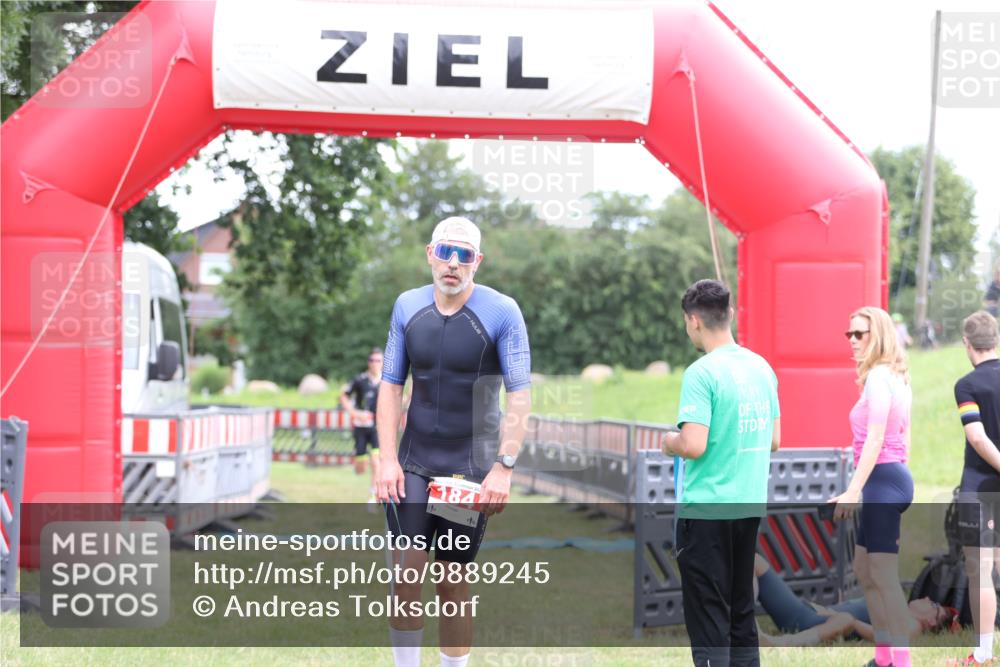 21.06.2026 - 29. Vierlanden-Triathlon Andreas Tolksdorf http://msf.ph/oto/9889245 21.06.2026 12:27:40 Ziel 61, 61 meine-sportfotos.de