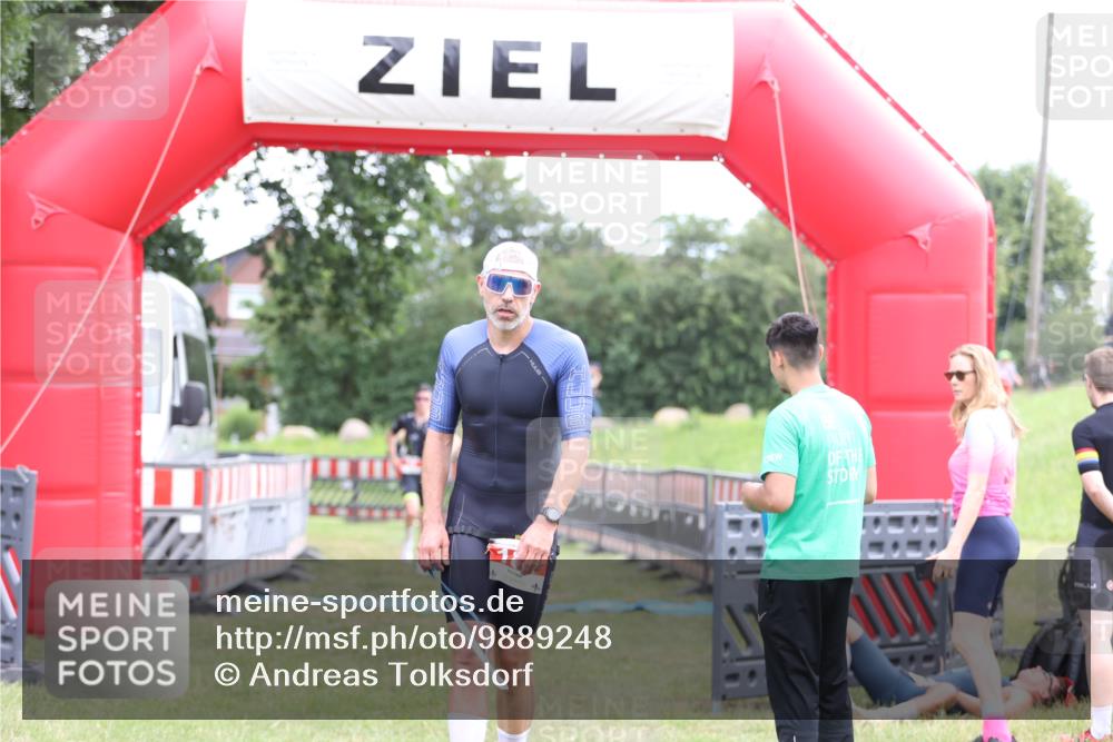 21.06.2026 - 29. Vierlanden-Triathlon Andreas Tolksdorf http://msf.ph/oto/9889248 21.06.2026 12:27:40 Ziel 61, 61 meine-sportfotos.de
