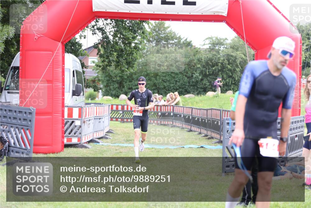 21.06.2026 - 29. Vierlanden-Triathlon Andreas Tolksdorf http://msf.ph/oto/9889251 21.06.2026 12:27:42 Ziel 61, 61 meine-sportfotos.de