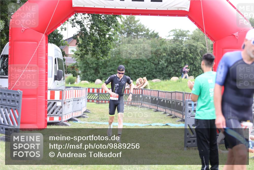 21.06.2026 - 29. Vierlanden-Triathlon Andreas Tolksdorf http://msf.ph/oto/9889256 21.06.2026 12:27:43 Ziel 61, 61 meine-sportfotos.de