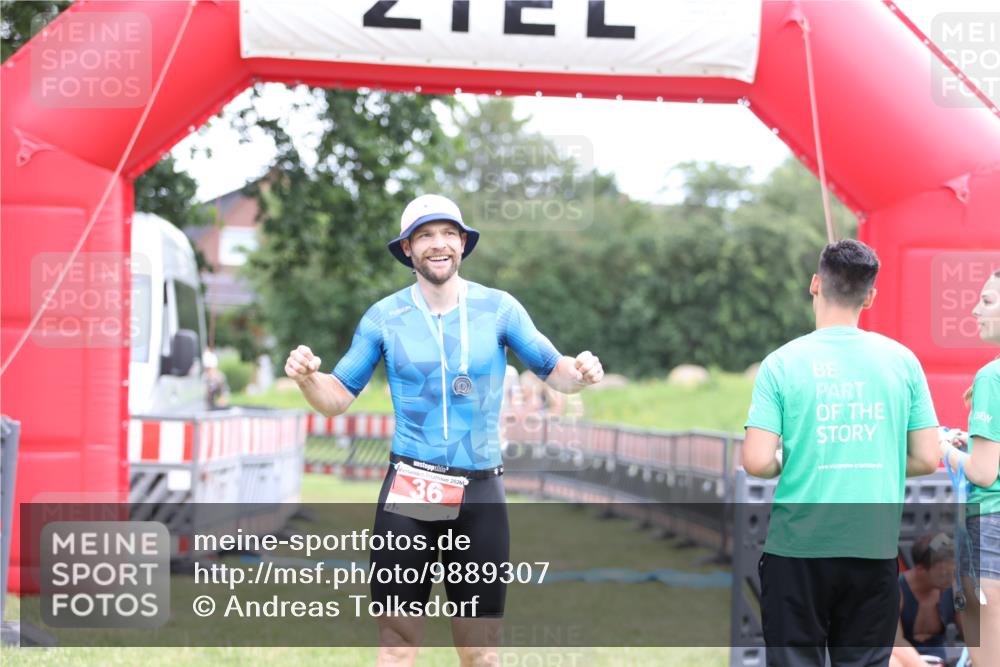 21.06.2026 - 29. Vierlanden-Triathlon Andreas Tolksdorf http://msf.ph/oto/9889307 21.06.2026 12:29:10 Ziel 31, 32, 31, 32 meine-sportfotos.de