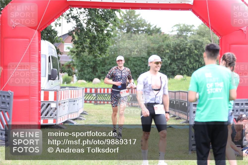 21.06.2026 - 29. Vierlanden-Triathlon Andreas Tolksdorf http://msf.ph/oto/9889317 21.06.2026 12:29:17 Ziel 31, 32, 31, 32 meine-sportfotos.de