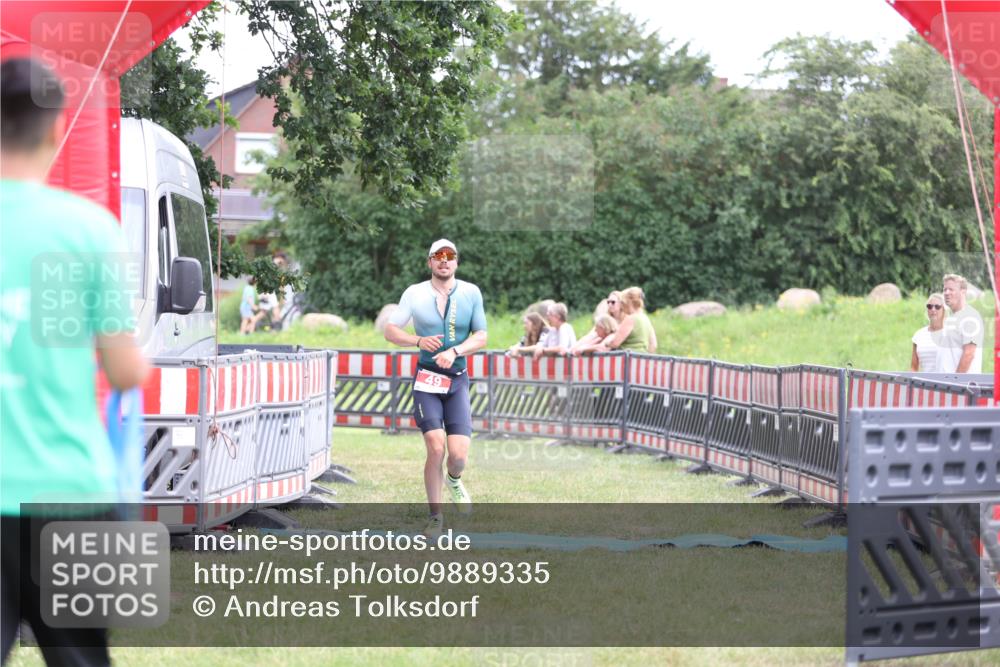 21.06.2026 - 29. Vierlanden-Triathlon Andreas Tolksdorf http://msf.ph/oto/9889335 21.06.2026 12:30:37 Ziel 49, 49 meine-sportfotos.de