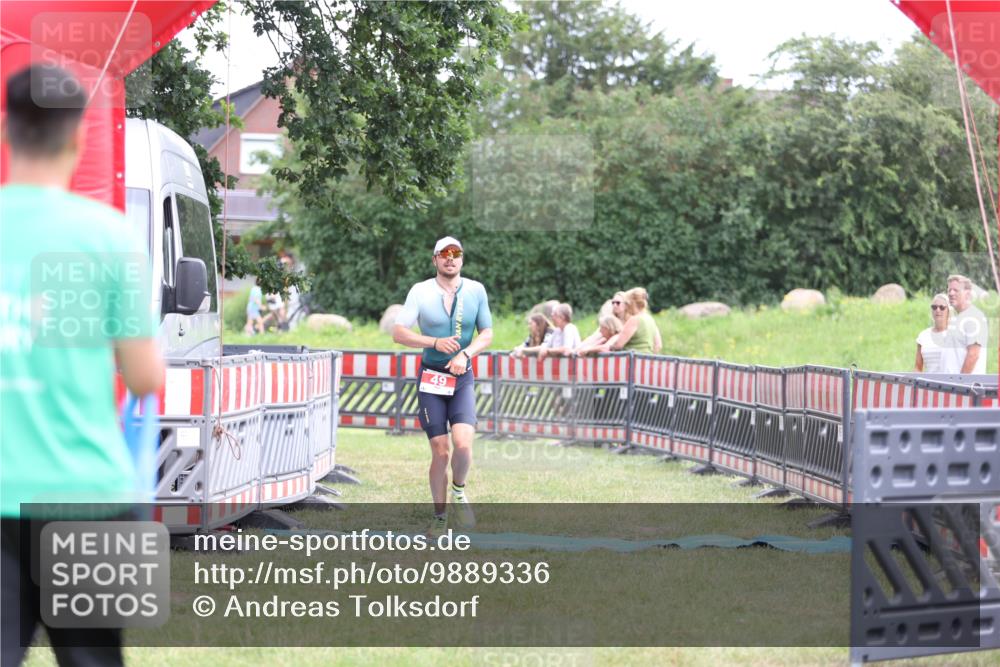 21.06.2026 - 29. Vierlanden-Triathlon Andreas Tolksdorf http://msf.ph/oto/9889336 21.06.2026 12:30:37 Ziel 49, 49 meine-sportfotos.de