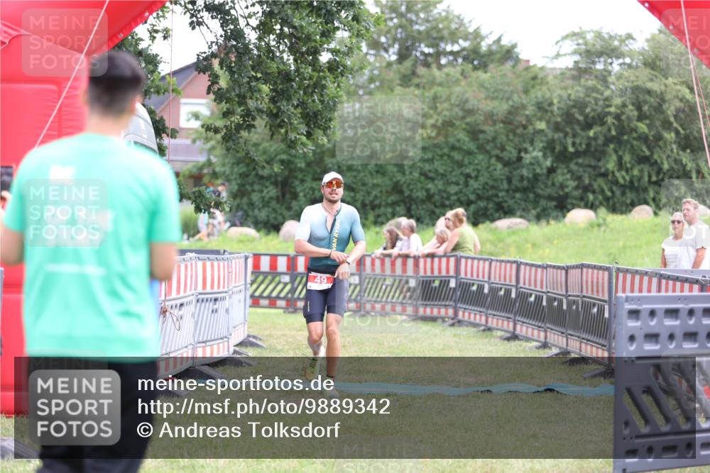 21.06.2026 - 29. Vierlanden-Triathlon Andreas Tolksdorf http://msf.ph/oto/9889342 21.06.2026 12:30:37 Ziel 49, 49 meine-sportfotos.de