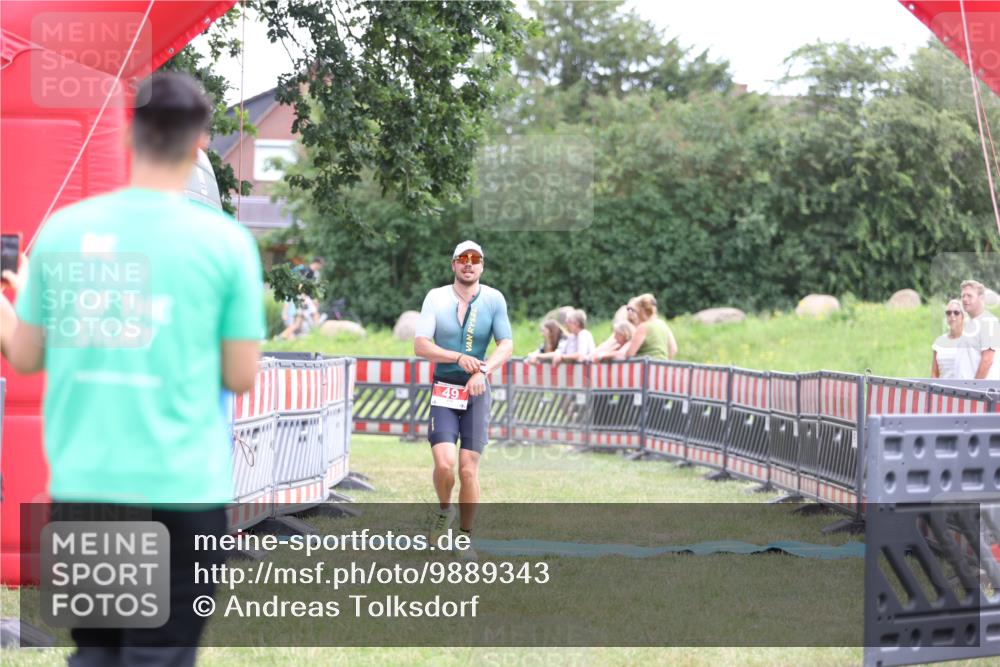 21.06.2026 - 29. Vierlanden-Triathlon Andreas Tolksdorf http://msf.ph/oto/9889343 21.06.2026 12:30:37 Ziel 49, 49 meine-sportfotos.de